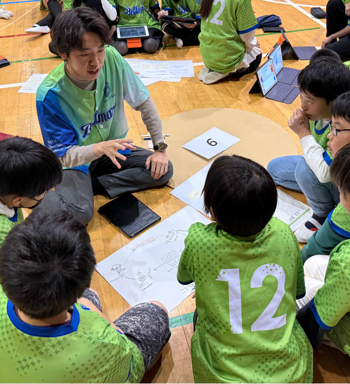 体育館で子どもたちと対話する様子
