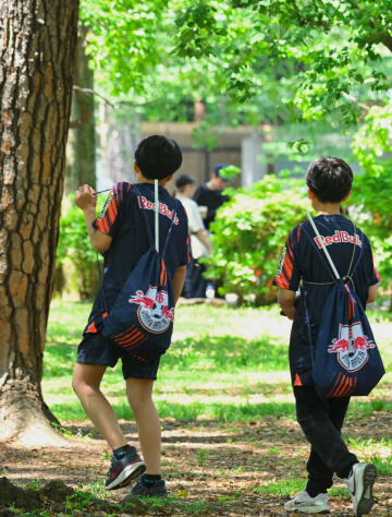 緑の中を歩く子どもたち